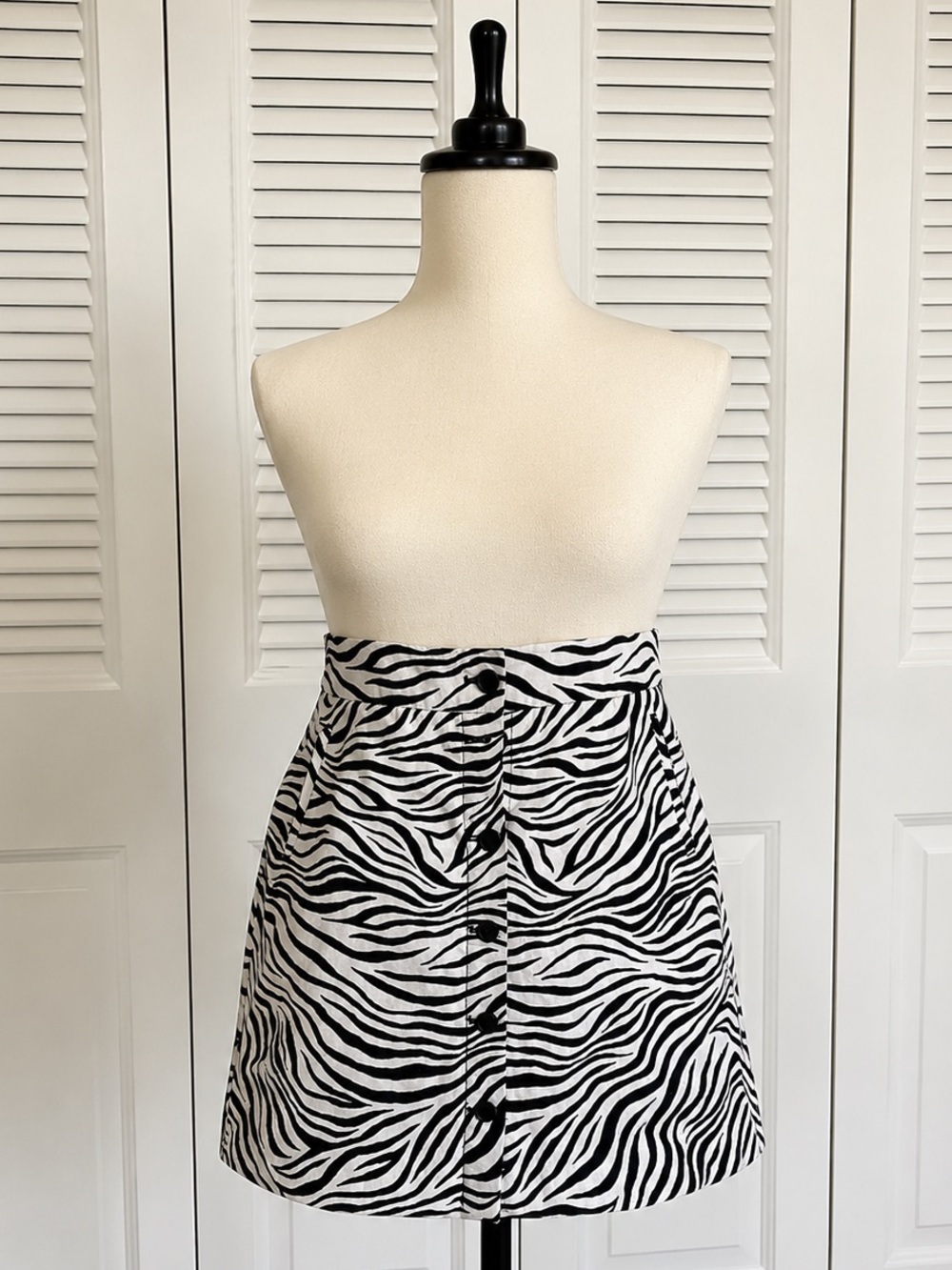 Talbots Petite 12P Zebra Print Button Front Skirt Black White Lined Stretch